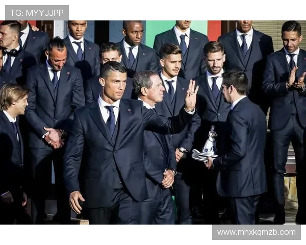 足球明星身着西装挑战极限场上风采尽显引发热议